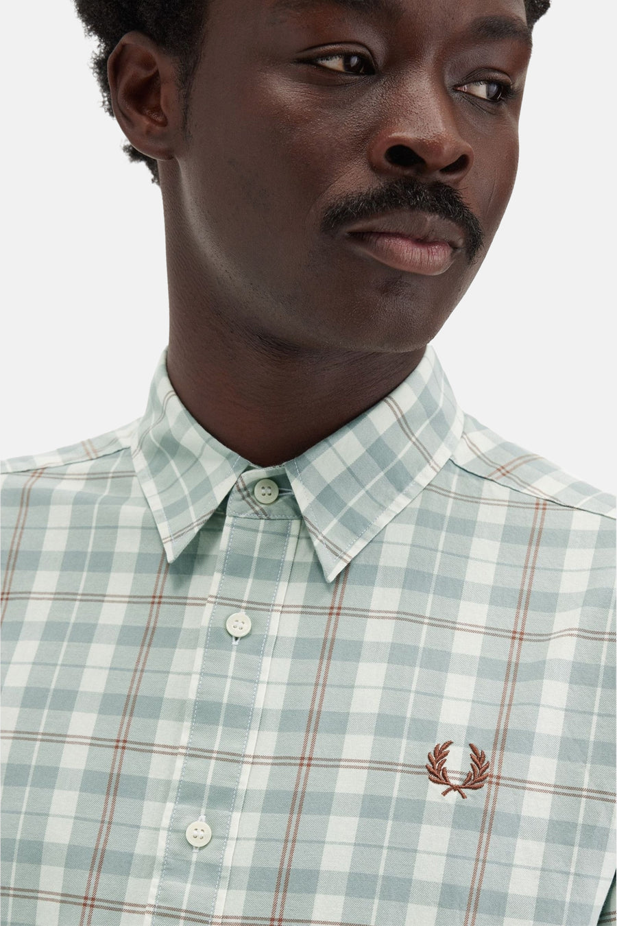 Groen geruit overhemd met korte mouwen van Fred Perry met geborduurd logo op de borst.