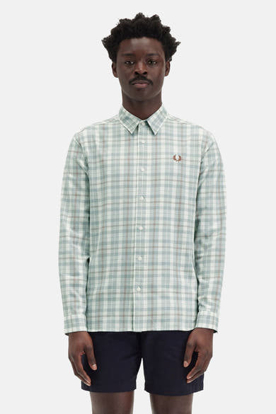 Groen geruit overhemd van FRED PERRY, met geborduurd logo en knoopsluiting, gedragen met een marineblauwe korte broek.
