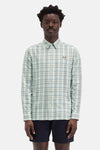 Groen geruit overhemd van FRED PERRY, met geborduurd logo en knoopsluiting, gedragen met een marineblauwe korte broek.