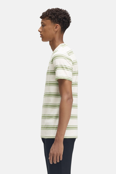 T-shirt à manches courtes écru à rayures vertes de FRED PERRY, porté avec un pantalon noir, vue de côté.