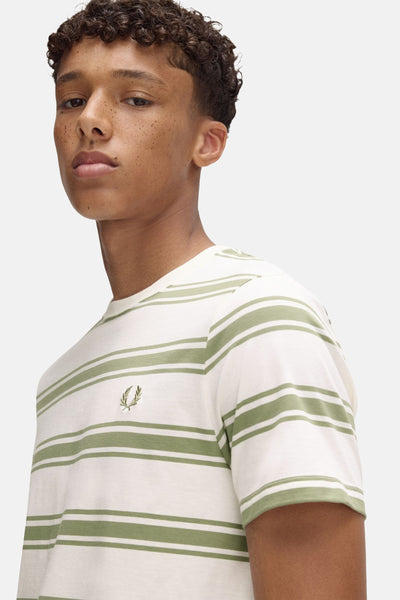 T-shirt à manches courtes écru de FRED PERRY avec rayures vertes horizontales et logo brodé.