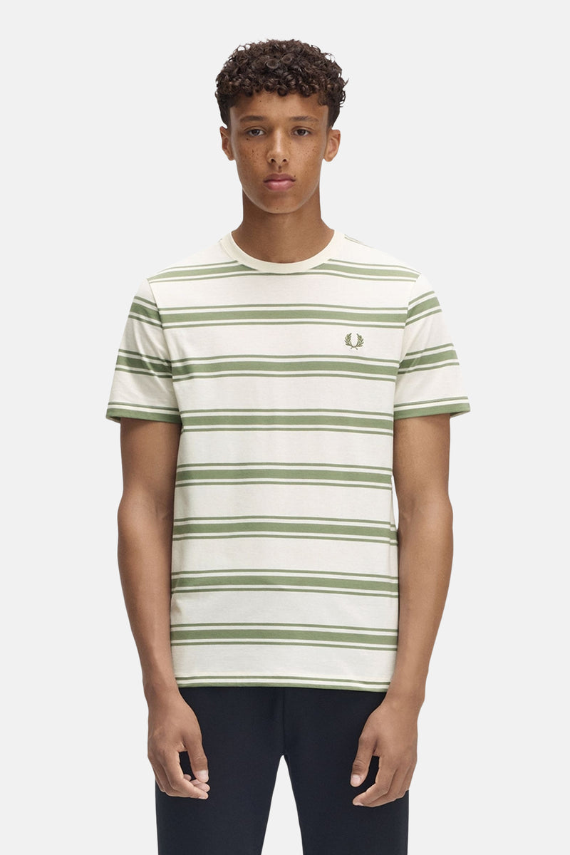 T-shirt à manches courtes écru de Fred Perry, avec des rayures vertes horizontales et logo brodé.