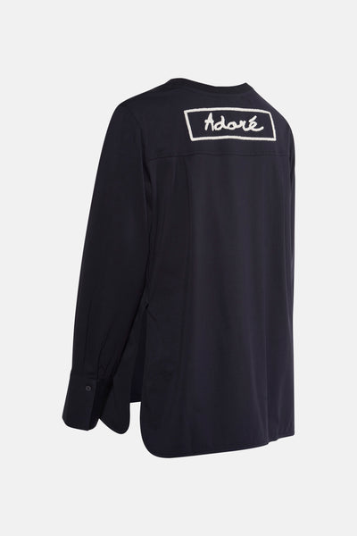 ADORE blauw T-shirt met lange mouwen, met geborduurde tekst op de rug en mouwen met knoop.