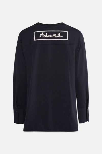 Donkerblauwe T-shirt met lange mouwen van ADORE, met ingelijste tekst op de rug.