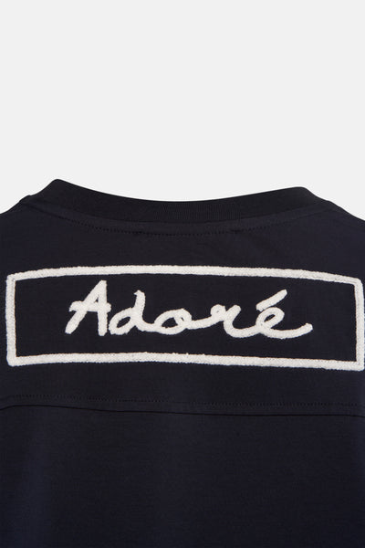 T-shirt à manches longues bleu marine de Adore, avec motif brodé au dos.
