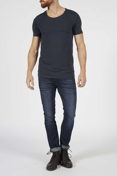 Blauw T-shirt met korte mouwen van Petrol Industries, gedragen met een zwarte jeans en enkellaarsjes.