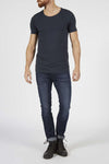 Blauw T-shirt met korte mouwen van Petrol Industries, gedragen met een zwarte jeans en enkellaarsjes.