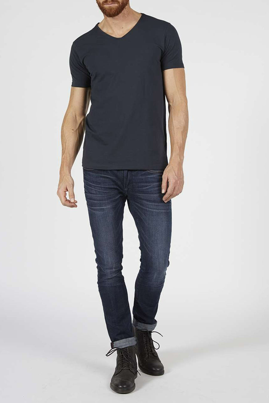 Blauw T-shirt met korte mouwen van Petrol Industries®, gedragen met een spijkerbroek en zwarte enkellaarsjes.