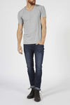 Grijs T-shirt met korte mouwen van Petrol Industries®, gedragen met een donkere jeans en zwarte laarzen.