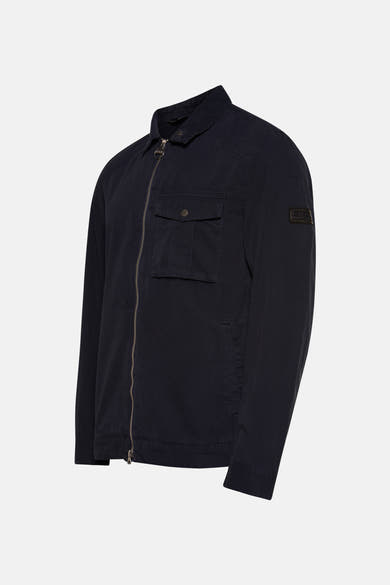 Veste de pluie bleue de Barbour, avec fermeture éclair dorée et poche de poitrine boutonnée.