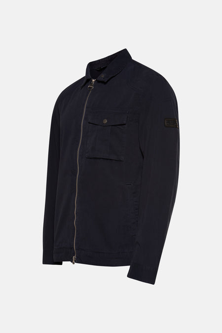 Blauwe regenjas van Barbour, met gouden ritssluiting en borstzak met knoop.