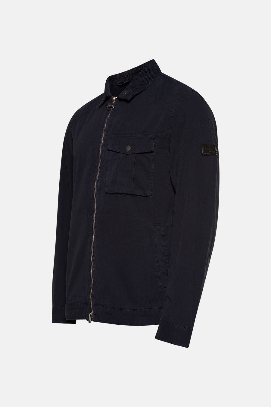 Veste de pluie bleue de Barbour, avec fermeture éclair dorée et poche de poitrine boutonnée.