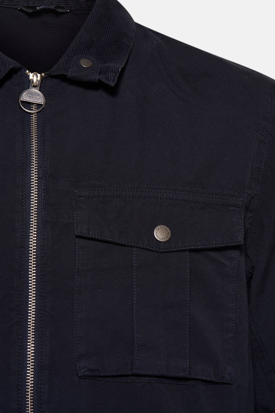 Veste de pluie bleue par BARBOUR, avec fermeture éclair et poche boutonnée sur le devant.