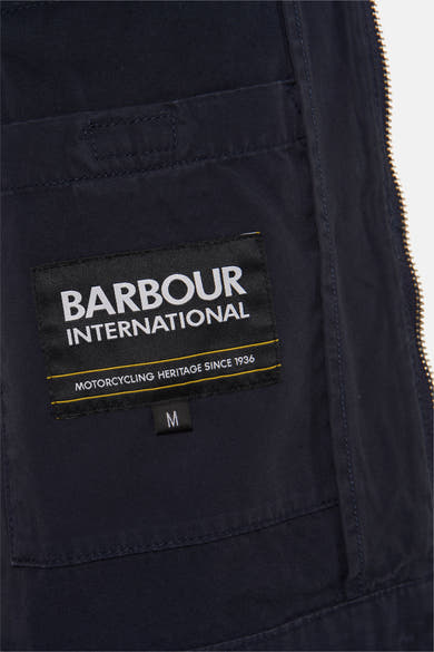 Veste de pluie bleue de BARBOUR International avec étiquette de la marque et indications de taille.