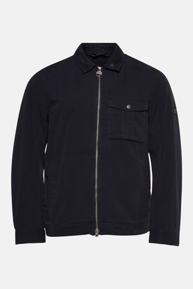 Veste de pluie bleue par BARBOUR avec fermeture éclair argentée et poche poitrine plaquée.