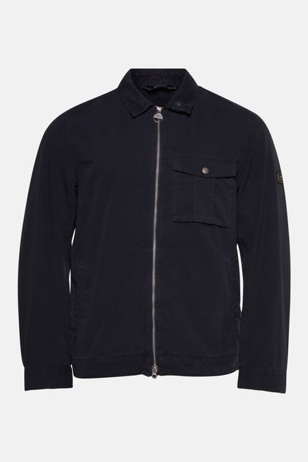 Blauwe regenjas van BARBOUR met zilveren ritssluiting en opgestikte borstzak.