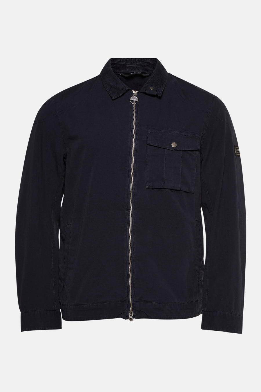 Veste de pluie bleue par BARBOUR avec fermeture éclair argentée et poche poitrine plaquée.