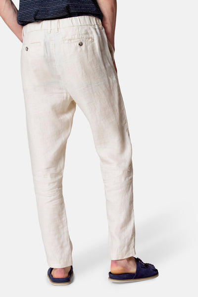 Beige kostuumbroek van Le Fabuleux Marcel de Bruxelles, met achterzakken met knopen en elastiek in de taille.