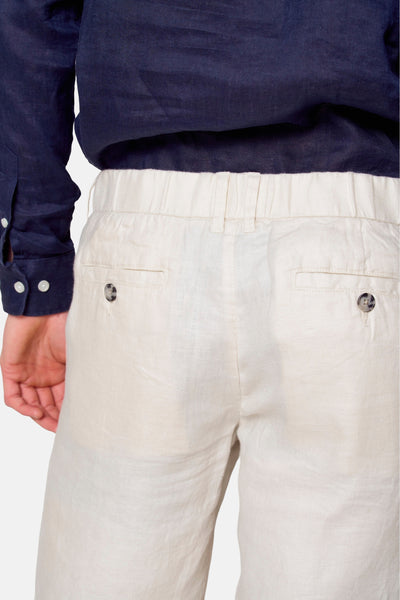 Korte beige short van Le Fabuleux Marcel de Bruxelles, met knoopzakken aan de achterkant en een elastische tailleband.