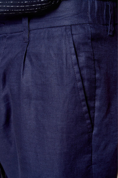 Korte blauwe broek van Le Fabuleux Marcel de Bruxelles, met een vouw aan de voorkant en een steekzak.