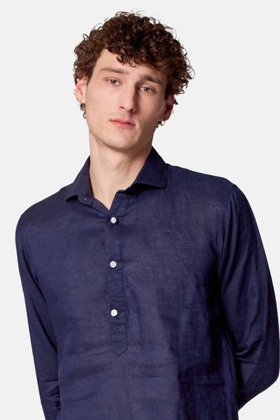 Blauwe lange mouw chemise van Le Fabuleux Marcel van Brussel, met witte knopen.