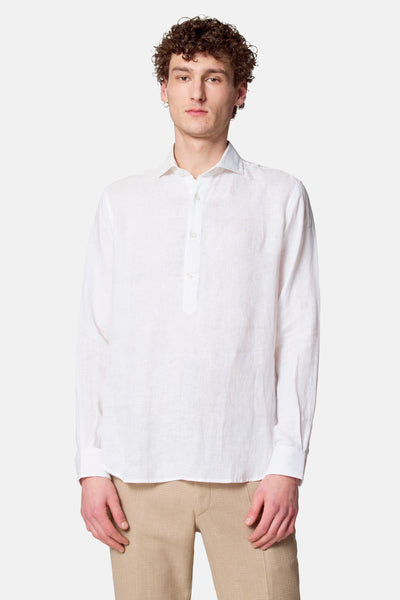 Chemise blanche à manches longues de Le Fabuleux Marcel de Bruxelles, en lin, avec patte de boutonnage courte.