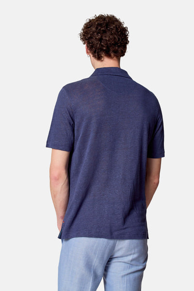 Blauw poloshirt met korte mouwen van Le Fabuleux Marcel de Bruxelles, achterkant, gedragen met een lichtblauwe broek.