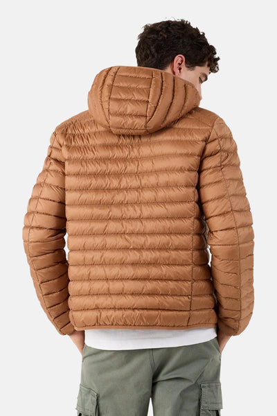 Veste de pluie marron de JOTT, avec capuche et matelassage horizontal, vue de dos.