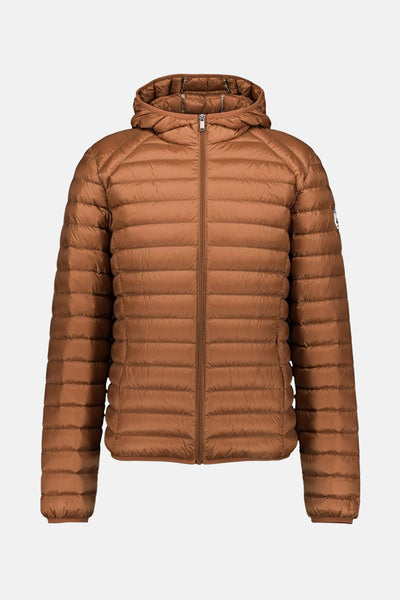 Veste de pluie marron de JOTT, avec une capuche et une fermeture éclair sur fond clair.
