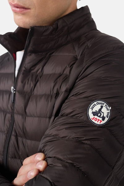 Bruinejas bruin van JOTT met logo-badge op de mouw.
