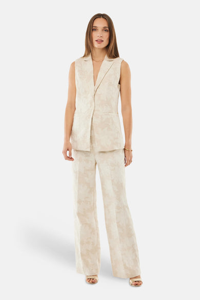 Blazer beige de MEXX avec un motif floral ton sur ton et une coupe sans manches.