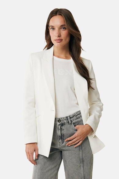 Witte blazer van MEXX, gedragen over een licht T-shirt en een lichtgrijze jeans.