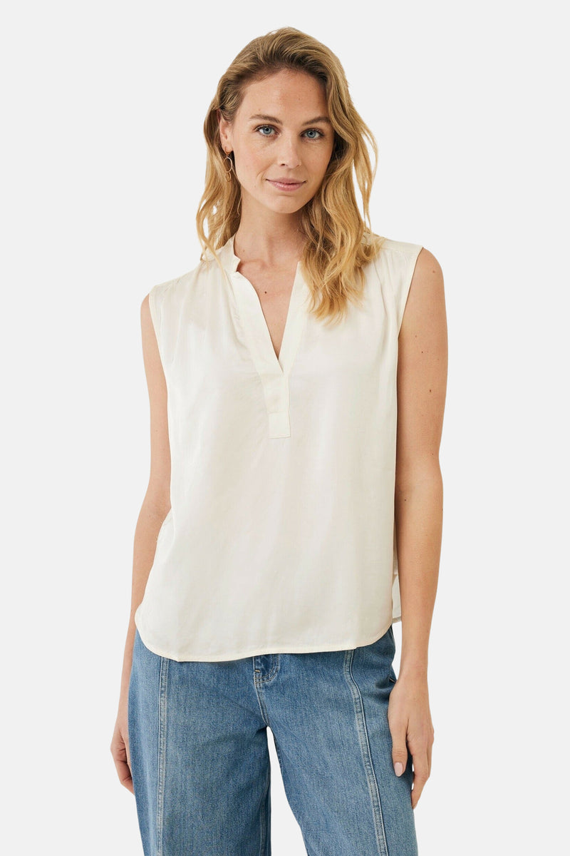 Beige mouwloos hemd van MEXX, V-hals, gedragen met een casual blauwe jeans.