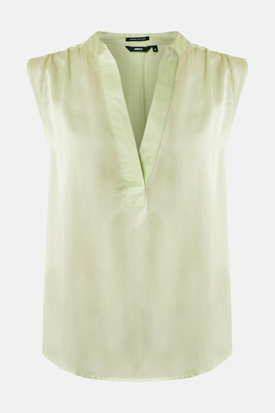 Lichtgroen blouse van vloeiende stof van MEXX, met een V-hals en licht geplooide schouders.