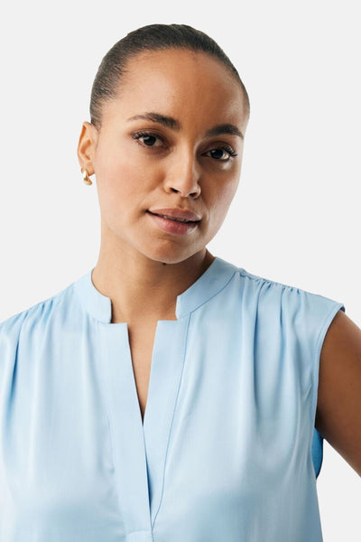 Blouse bleue sans manches de MEXX, avec un col en V et des plis aux épaules.