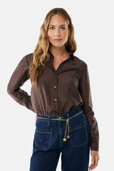 Bruin overhemd met lange mouwen van MEXX, gedragen met een high-waisted blauwe jeans en een gouden riem.