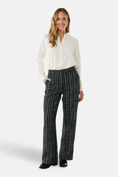 Witte blouse met lange mouwen van MEXX, gedragen met een geruite pantalon met textuur.