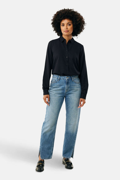 Zwart overhemd met lange mouwen van MEXX, gedragen met een casual spijkerbroek en zwarte loafers.