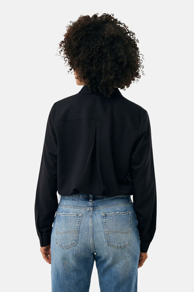 Zwart overhemd met lange mouwen van MEXX, van achteren gezien, gedragen met een casual spijkerbroek.