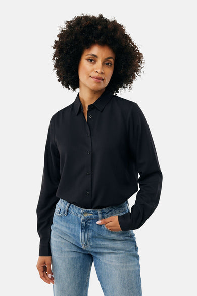 Zwarte blouse met lange mouwen van MEXX, gedragen met een lichtblauwe jeans.