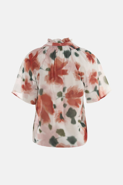 Chemisier multicolore à manches courtes de MEXX, avec motif floral flou et col montant froncé.

