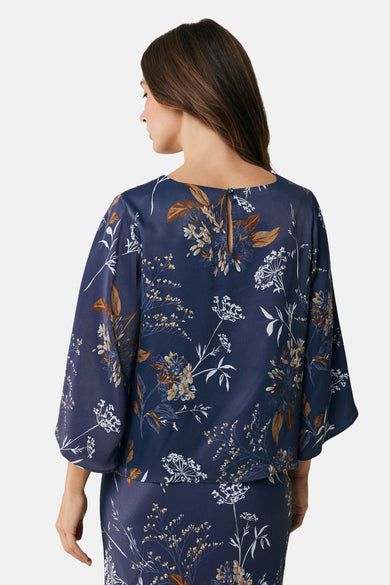 Blouse bleue à manches 3/4 de MEXX, avec un motif floral complexe en blanc, beige et marron.