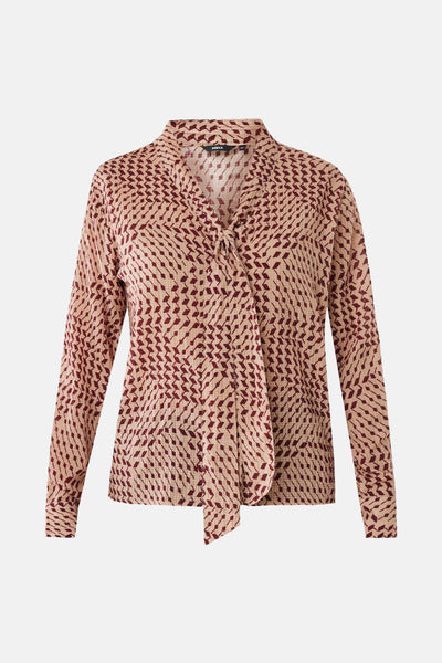 Blouse à manches longues multicolore de MEXX, avec motif géométrique bordeaux et beige, et col à nouer.