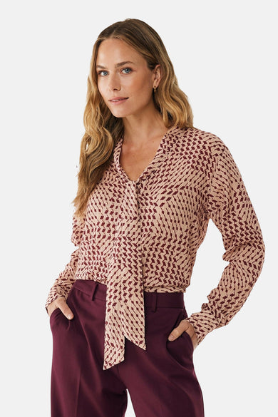 Multikleuren blouse met lange mouwen van MEXX, met geometrisch patroon, gedragen met een bordeauxrode broek.