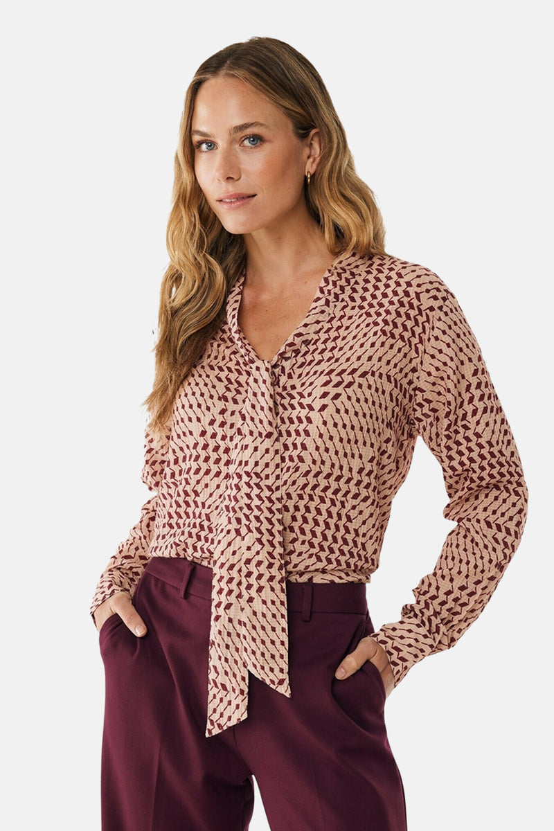 Multikleuren blouse met lange mouwen van MEXX, met geometrisch patroon, gedragen met een bordeauxrode broek.