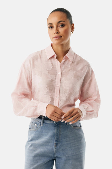 Roze blouse met lange mouwen van MEXX, met een subtiel textuurpatroon en gedragen met een spijkerbroek.