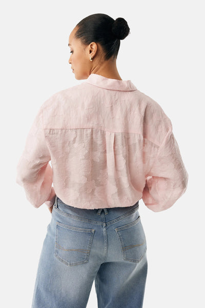 Chemisier à manches longues rose de MEXX, avec un motif texturé subtil et porté avec un jean.
