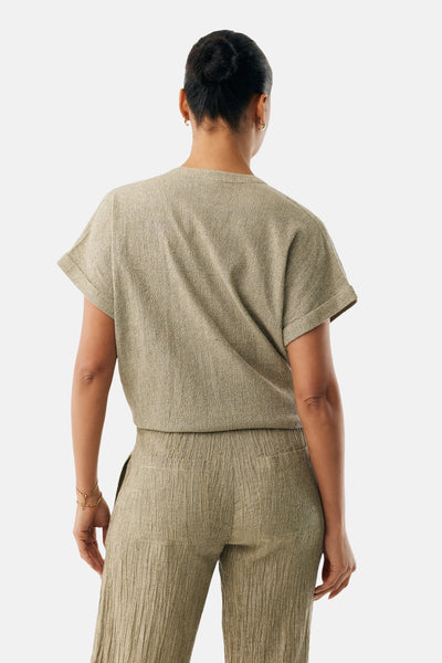 T-shirt doré à manches courtes par MEXX, avec un motif texturé et une coupe décontractée.