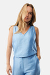 Chemisier bleu sans manches de MEXX, avec un tissu texturé et un col en V.
