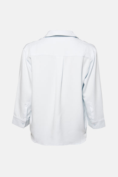 3/4 blouse lichtblauw van MEXX, achterzijde met persvouw en manchetten met knopen.